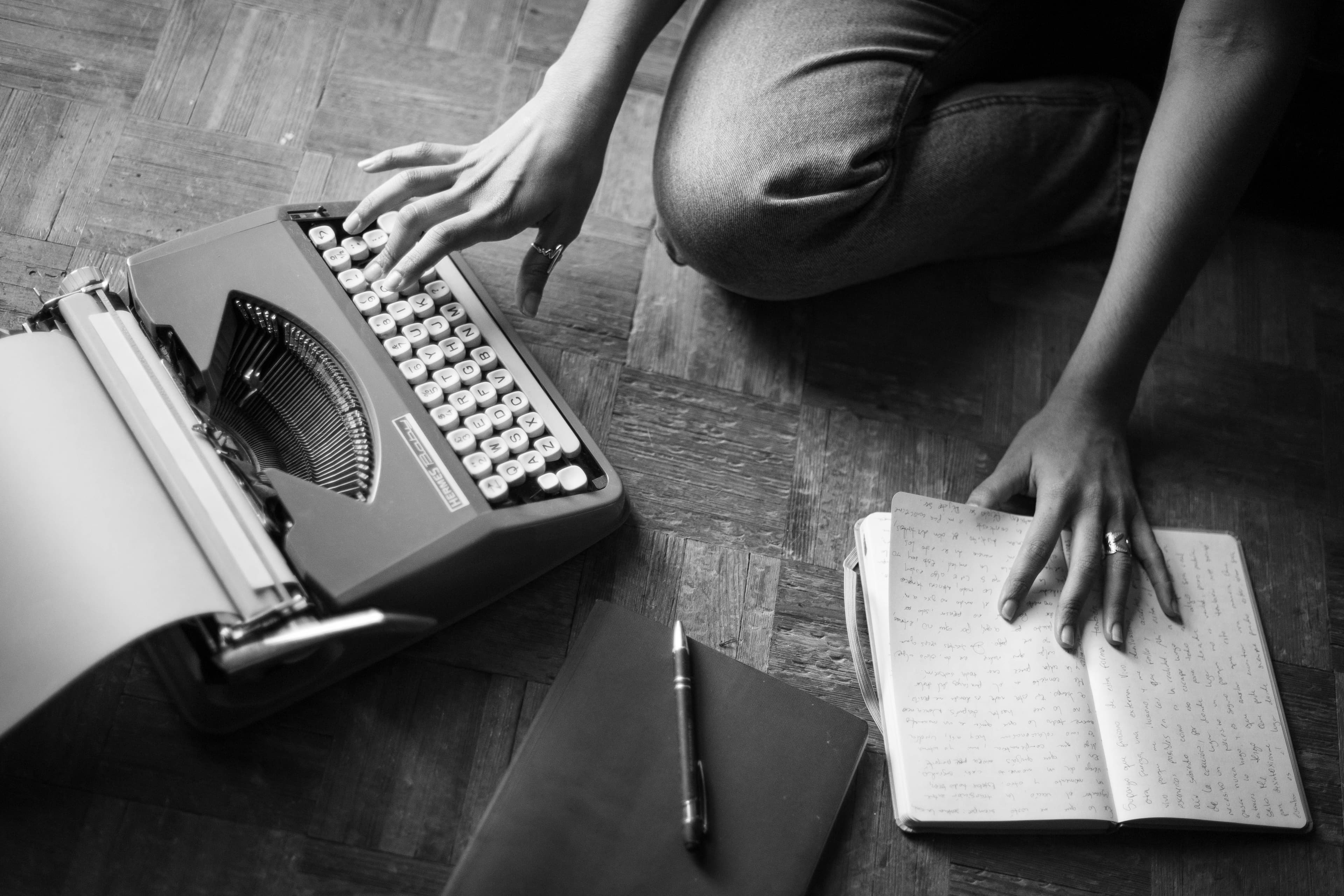 Escritorio de escritura bañado por luz cálida lateral